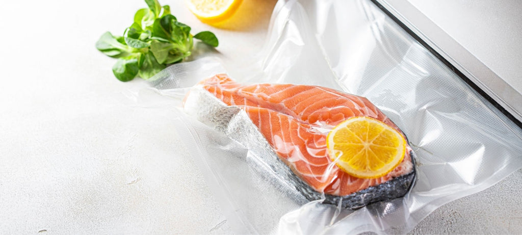 Peixe embalado a vácuo em um saco