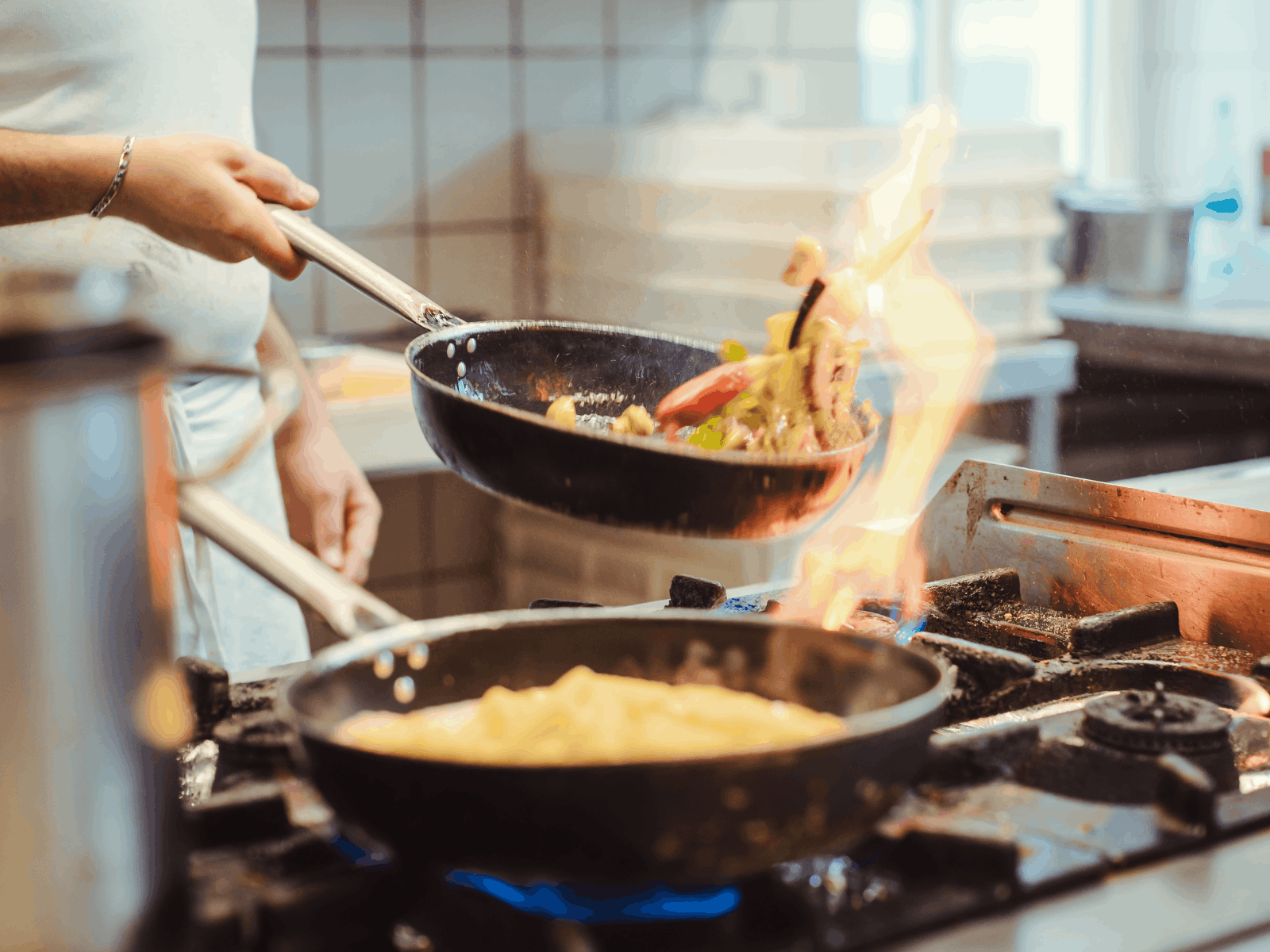 Chef cozinhando em uma cozinha de restaurante profissional